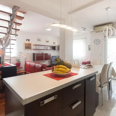 Luxury Lada With A Seaview Apartman *