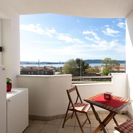 Luxury Lada With A Seaview Apartman *