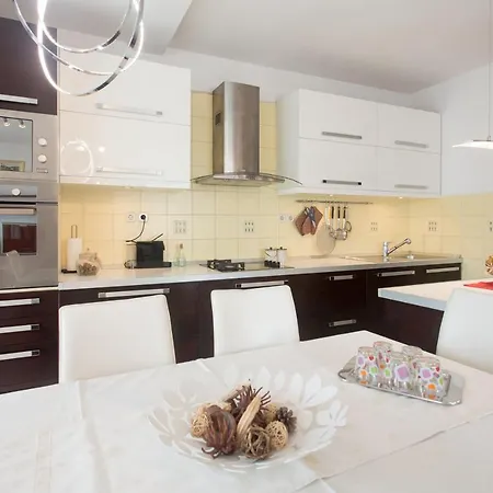 Luxury Lada With A Seaview Apartman *